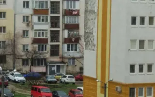 Ветер с моря дул: в Севастополе многоэтажка осталась без обшивки (фото)