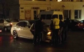 В Севастополе горе-дрифтер разбил чужое авто и фонарь (фото)