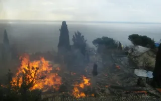 В Алупке горел многоквартирный дом: семьи остались без крова