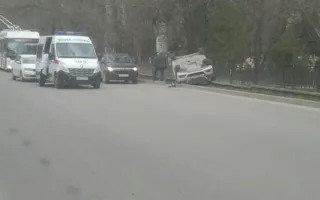 Возле ж/д вокзала Симферополя перевернулся «Мерседес» — фото