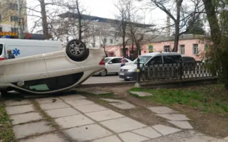 Возле ж/д вокзала Симферополя перевернулся «Мерседес» — фото