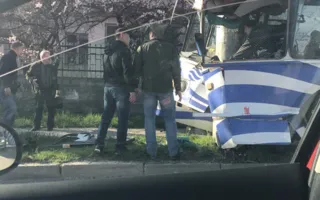 В Севастополе троллейбус врезался в столб (фото)