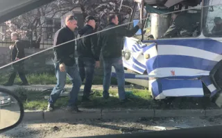 В Севастополе троллейбус врезался в столб (фото)