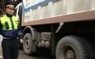 На крымской трассе грузовик влетел в стену (фото)