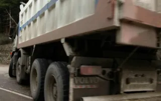 На крымской трассе грузовик влетел в стену (фото)