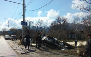 В Крыму водитель грузовика уснул за рулём и налетел на столб (фото)