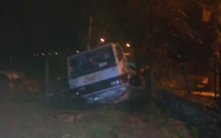 В Крыму водитель грузовика уснул за рулём и налетел на столб (фото)