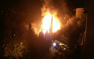 В Крыму пожар уничтожил трёхэтажный жилой дом (фото, видео)