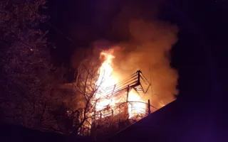 В Крыму пожар уничтожил трёхэтажный жилой дом (фото, видео)