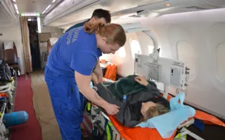 Двух севастопольцев спецбортом МЧС отправили на лечение в Москву