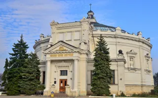 На Историческом бульваре появились путеводители и шикарные туалеты (фото)