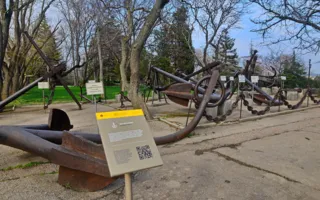 На Историческом бульваре появились путеводители и шикарные туалеты (фото)