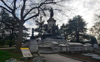 На Историческом бульваре появились путеводители и шикарные туалеты (фото)