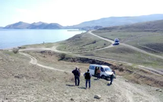 Крымские спасатели вытащили из грязи два автомобиля (фото)