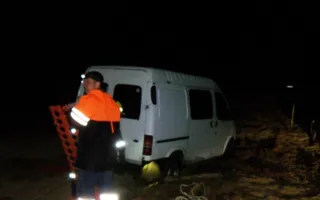 Крымские спасатели вытащили из грязи два автомобиля (фото)