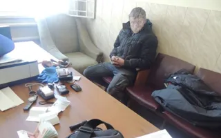 Троица воров в Крыму выдала себя носками поверх ботинок (фото)