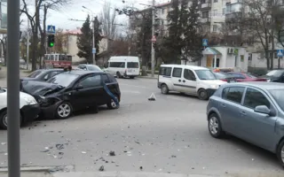 На перекрёстке в Севастополе лоб в лоб столкнулись автомобили (фото)