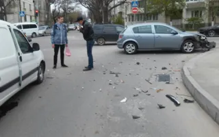 На перекрёстке в Севастополе лоб в лоб столкнулись автомобили (фото)