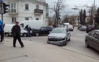 На перекрёстке в Севастополе лоб в лоб столкнулись автомобили (фото)