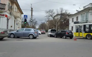 На перекрёстке в Севастополе лоб в лоб столкнулись автомобили (фото)