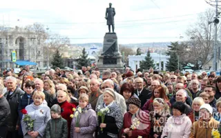 Тысячи севастопольцев вышли на митинг в память о жертвах теракта в Петербурге