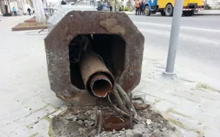 В центре Севастополя рухнули опоры троллейбусных линий (фото)