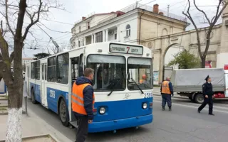 В центре Севастополя рухнули опоры троллейбусных линий (фото)