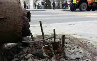 В центре Севастополя рухнули опоры троллейбусных линий (фото)