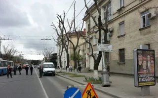 В центре Севастополя рухнули опоры троллейбусных линий (фото)