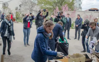 На арт-субботнике в Севастополе на славу потрудились горожане и губернатор с семьёй