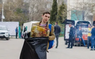 На арт-субботнике в Севастополе на славу потрудились горожане и губернатор с семьёй