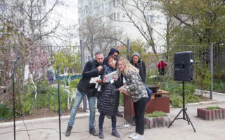 На арт-субботнике в Севастополе на славу потрудились горожане и губернатор с семьёй