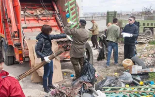 На арт-субботнике в Севастополе на славу потрудились горожане и губернатор с семьёй