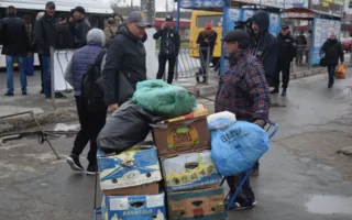 На рынках Симферополя массово задержали торговцев-узбеков (фото)