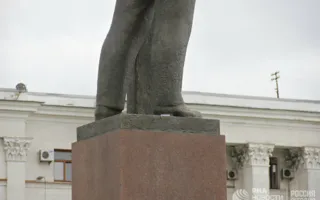 В Симферополе оцепили площадь из-за забытой у Ленина книги (фото)