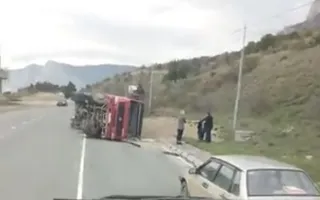 На крымской трассе перевернулась фура (фото)