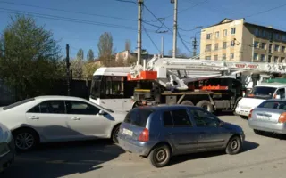 В Симферополе столкнулись троллейбус и автокран (фото, видео)