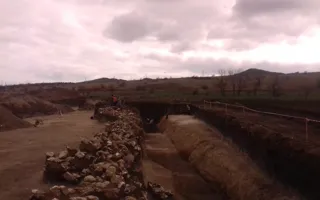 Античный вал и некрополь нашли на стройплощадке Крымского моста