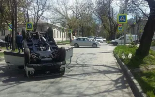 В центре Симферополя перевернулся внедорожник (фото)