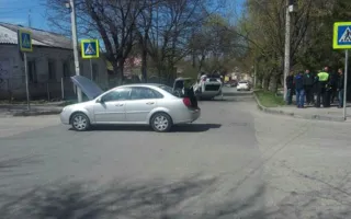 В центре Симферополя перевернулся внедорожник (фото)