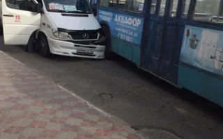 «Битва конкурентов»: в Севастополе троллейбус «притёр» топик (фото)