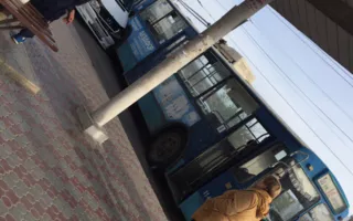 «Битва конкурентов»: в Севастополе троллейбус «притёр» топик (фото)