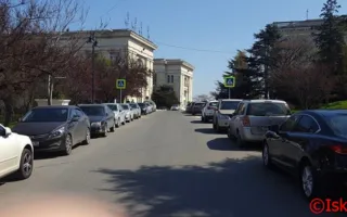 Городской холм Севастополя заставлен «неприкасаемыми» авто (фото)