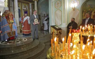 Симферополь встретил Благодатный огонь (фото)