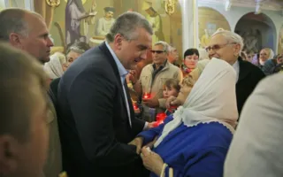 Симферополь встретил Благодатный огонь (фото)