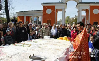 Царь-Пасху весом 250 килограмм освятили в Симферополе (фото)