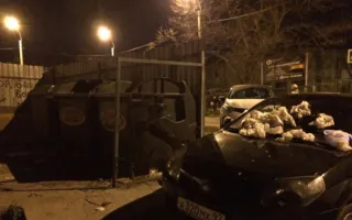 В Севастополе парковка возле баков закончилась «мусорной бомбой» (фото)