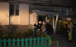 Огнеборцы спасли мужчину из горящего дома в центре Севастополя