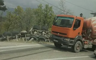 Под Алуштой фура смяла легковушку — есть жертвы (фото)
