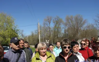 В Керчи не платят зарплату на заводе — работники вышли на митинг (видео)